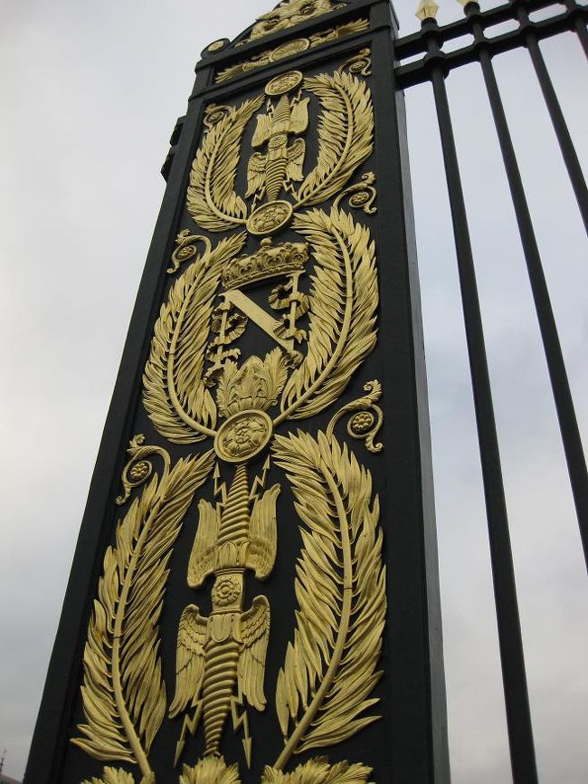 装飾の中に「N」の文字が。<br />修復したのでしょうか、かなり綺麗でした。