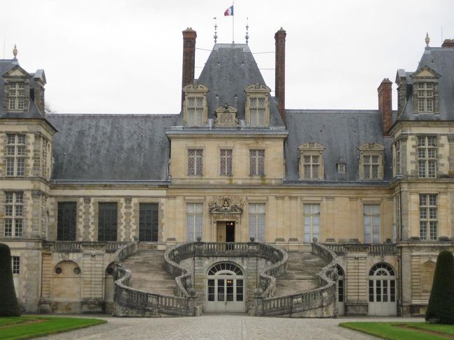 有名な、馬蹄形の階段。<br />エルバ島に流刑となったナポレオンが、別れの演説をしたことで有名な場所。<br />「こんな素晴らしい住処はない」と言ったそうで、それほどこの宮殿がお気に入りだったようです。