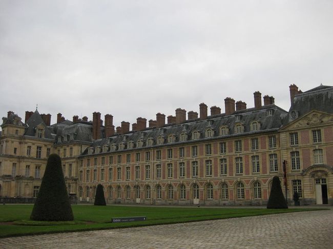 階段を中心として、向かって右側が「ルイ15世の翼館」。反対の左側が「フランソワ1世の翼館」。<br />入口は、「ルイ15世の翼館」です。