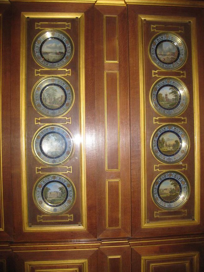 その名の通り、セーブル陶器のお皿が壁にずらり。