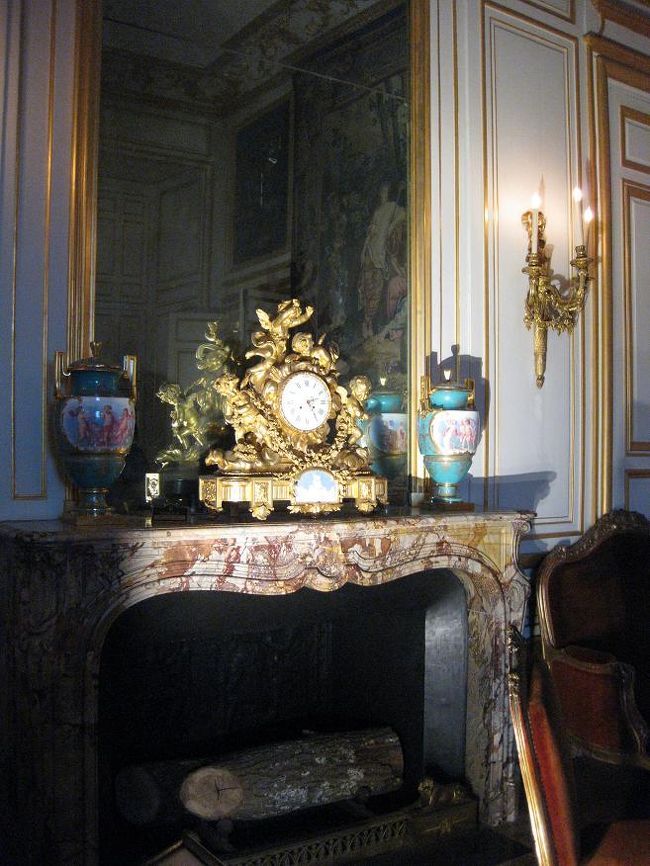 ベルサイユと比べると、全体的に暗い印象。