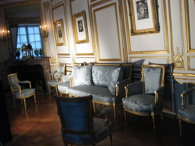 ベルサイユほど豪華じゃないといっても、それはあのベルサイユと比べてということであって、王族が使ってたわけですから、豪華は豪華です…。