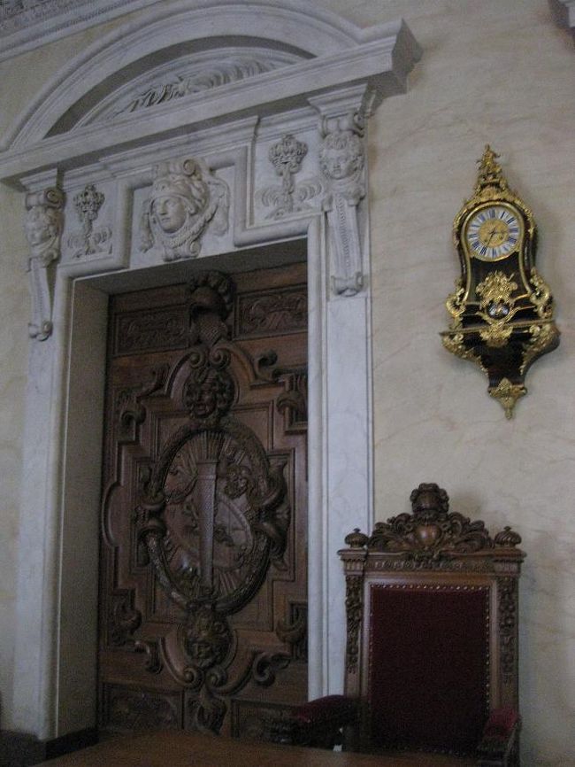 なにやら顔がついている気になる扉。