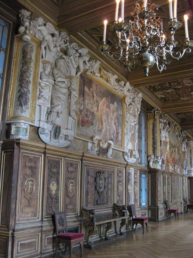 フランソワ1世の回廊。<br />かつては国王専用の通路だったそうです。<br />その名のとおり、フランソワ1世が造らせた回廊なので、いたるところにイニシャルの「F」や紋章の「火とかげ」が見られます。<br />奥のほうにちらっと青い窓が見えますが、これは絵で書いた空。<br />この扉を開けるとコンクリートの壁です。<br />もともとは本当の窓で外の景色が見えたのですが、後世の増築の結果そうなったのだそう。<br />そのときの名残で、青空の絵が描かれているそうです。