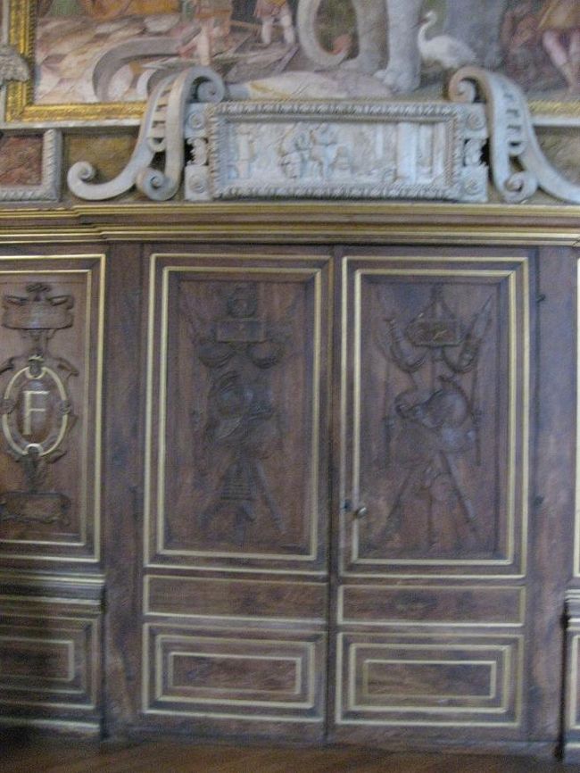 この扉の向こう側は、別の部屋に繋がっています。<br />回廊は長いので、ルイ16世が自分の住居に簡単に行けるように作ったのですが、結局1度しか使わなかったそうです。<br />その後、ナポレオンが気にいってよく使っていたのだとか。