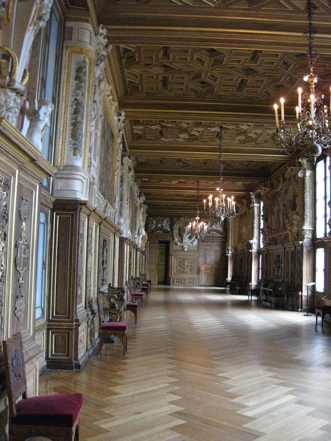 どこかベルサイユの鏡の間を彷彿とさせます。<br />あの豪華さもステキでしたが、私はこちらの木の感じが好きです。