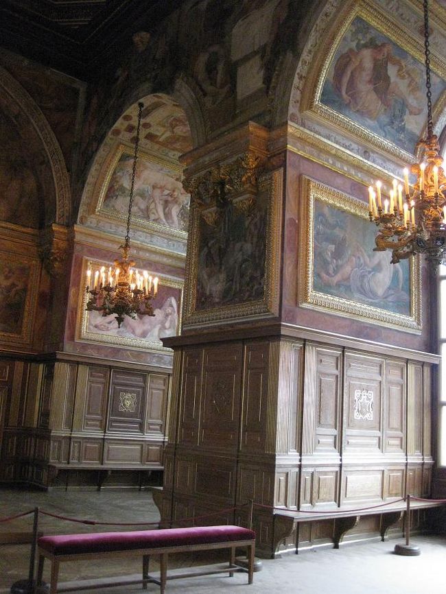 柱にも天井にも細かい細工が。