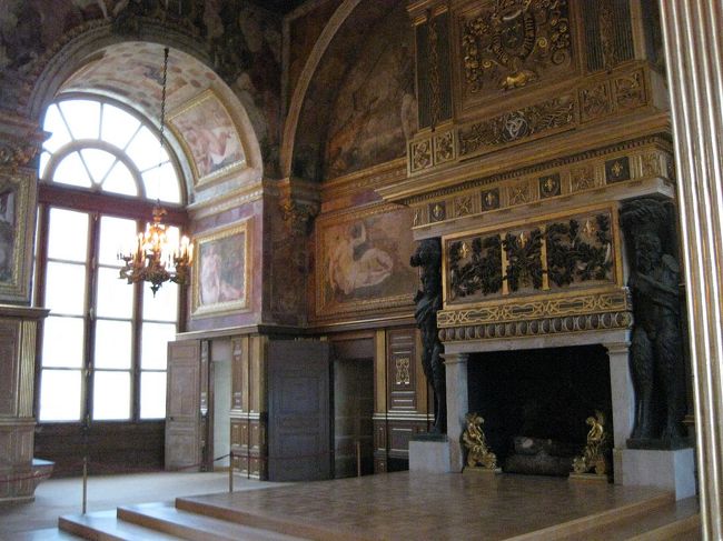 大きくて立派な暖炉。