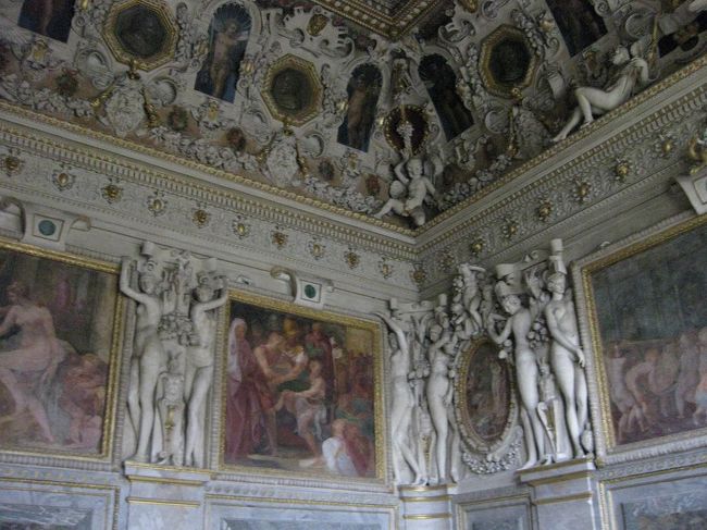 皇帝の階段。<br />かつては部屋だったところを階段に改築した場所、だそうです。