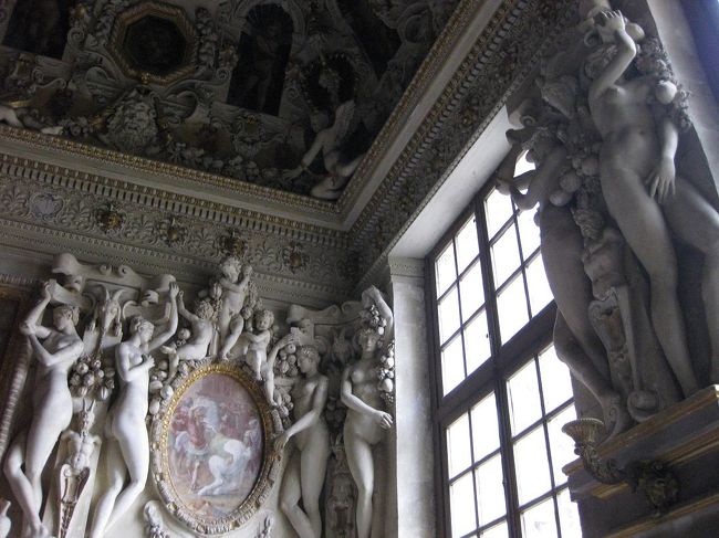 ここの彫刻の美女は、顔が小さくてすらりとしているのが特徴だそうです。<br />羨ましい体形…。