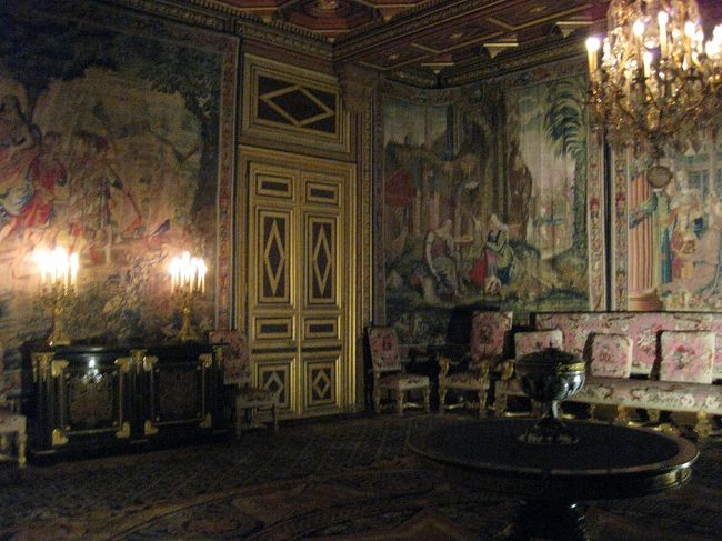 タペストリーが壁じゅうに。