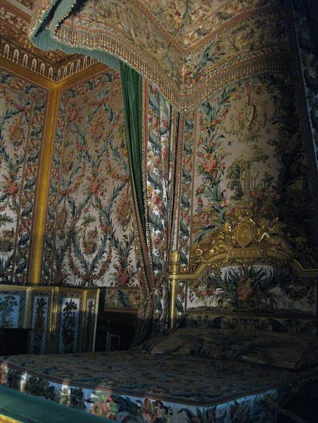 マリー・アントワネットのために作られたベッドですが、結局彼女は使わなかったのだそうです。