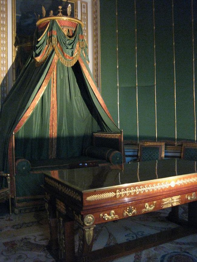 皇帝の小寝室。<br />ナポレオンが執務室として使用した部屋。<br />こちらのベッドで寝ることが多かったそうです。<br />遠征が多かったので、テントの形をしたこのベッドのほうが落ち着いたのではとのガイドさんの話。