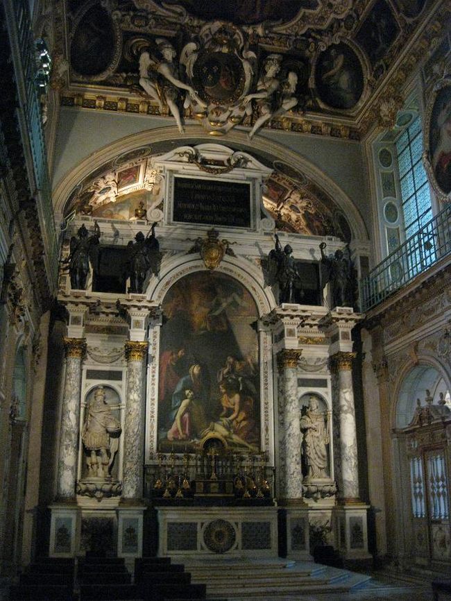 三位一体礼拝堂を今度は下から。