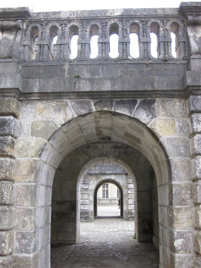 階段の下にはこんなトンネルが。<br />ここを通ってショートカット。