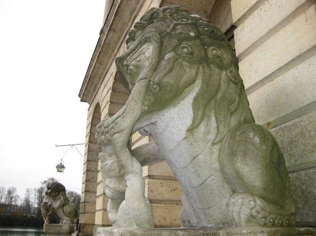 狛犬のような像。