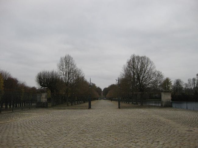 広い広い庭園へ。