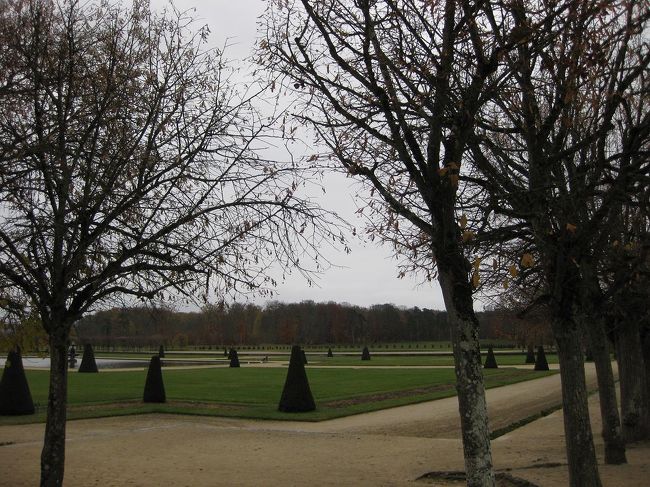 大花壇と呼ばれる庭の、角。<br />家族連れを中心に、散歩している方がちらほら。<br />休みになるとパリからもここでのんびりするために大勢人が来るそうです。