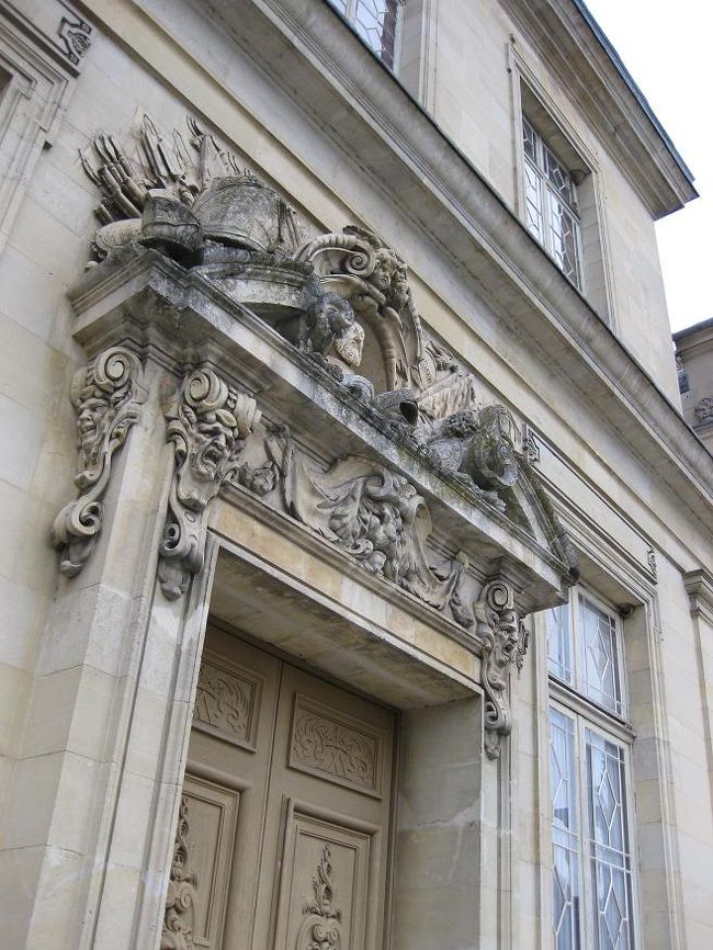 階段の上にある扉。<br />もともと正面玄関ではないので、こじんまりしています。<br />ここから入った小部屋から、フランソワ1世の回廊へ繋がっています。