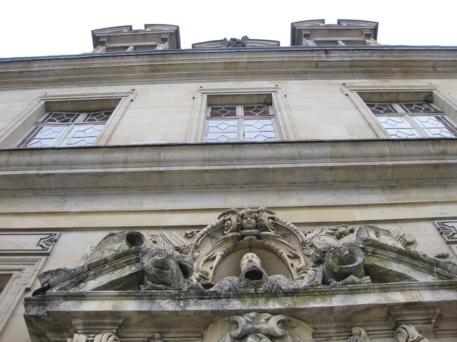 中央の胸像は、フランソワ1世です。