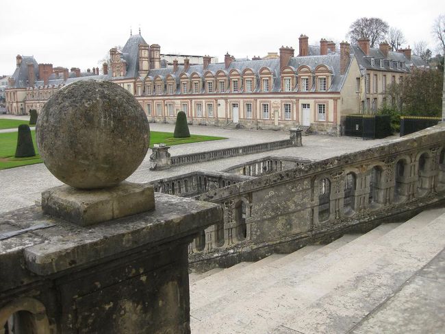 奥に、フランソワ1世の翼館。