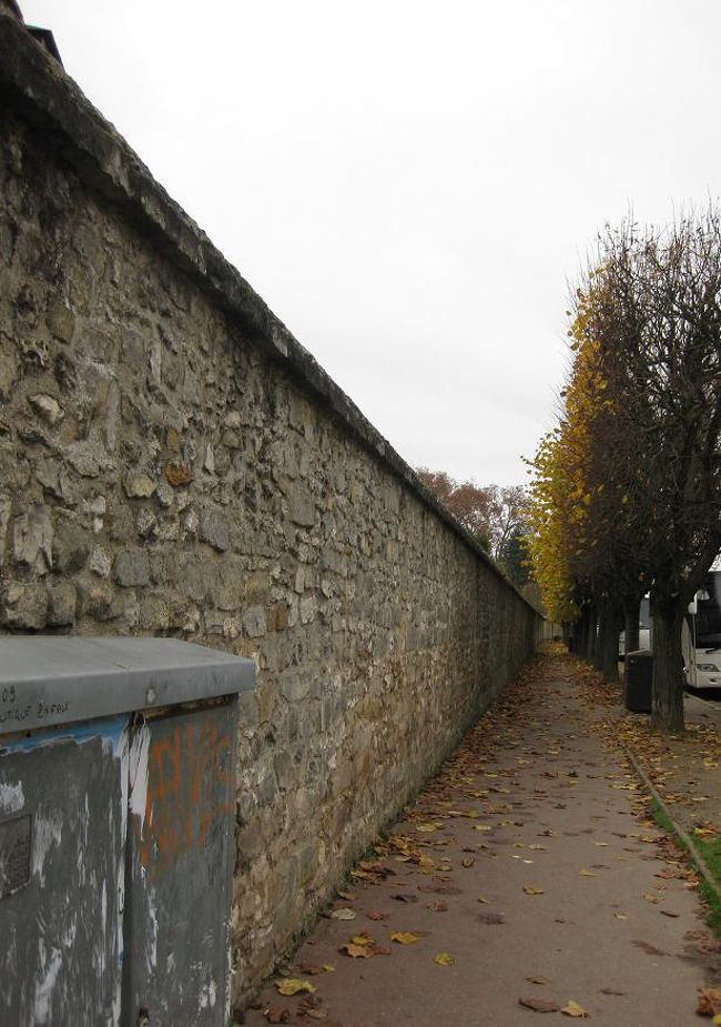 バスでパリへ戻ります。