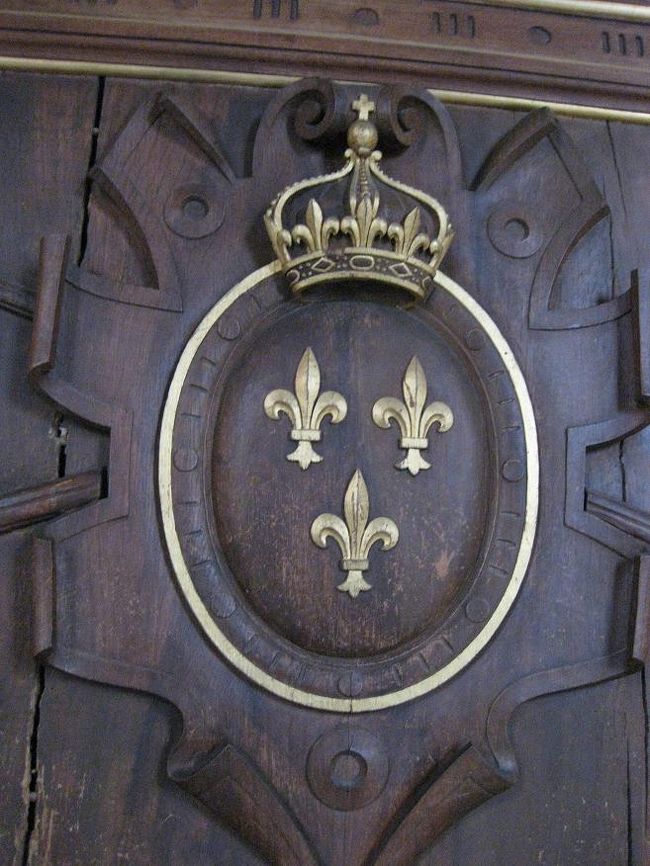 王家のユリの紋章。