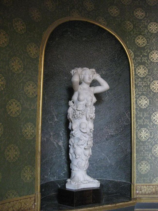 乳房がいっぱいあるのでアルテミスの像。<br />だと思います。