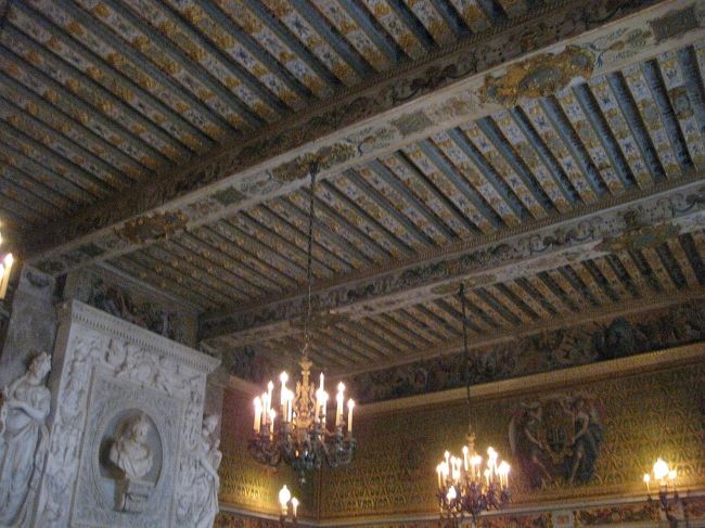 衛兵の間。<br />の見事な天井。