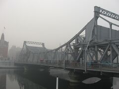 天津駅前の解放橋。ここを渡った先は、かつてフランスの租界でした。