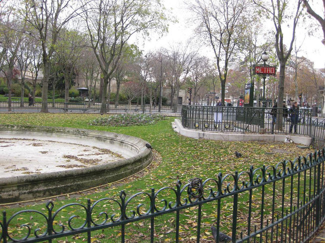 14:15頃。<br />「La Tour-Maubourg（ラ・トゥール・モウブルグ）」駅到着。<br />前日カルネを1つ買い、2人で使ってましたが、この先の予定を考えると足りないので、こちらの駅でもう1つカルネを購入。<br />ここはお札が使える自動販売機でした。<br />前日買い方は教えてもらったので、問題なくゲットできました。