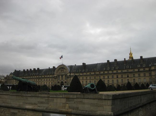 ここでの目的は1つ、「ナポレオンの棺」。<br />が、せっかくなので軍事博物館の雰囲気だけでも味わおうと、この駅で下車しました。<br />博物館経由でドーム教会へ向かいます。