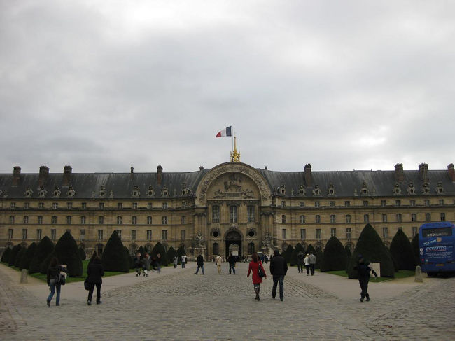 軍事博物館正面。<br />ここで、写真撮影中のインド人らしきご夫婦に撮影を頼まれました。<br />話しかけられても無視！と心に決めていたのに、カメラを持って通り過ぎていく人を困ったように見ていた彼らと目があってしまいました…。<br />しかも外国の方に頼まれるのはこれで2回目。<br />（1回目はトロカデロ広場で）<br />話しかけられるたびに身構えてしまうのですが、本当に純粋に観光の方でした。<br />申し訳ない…。