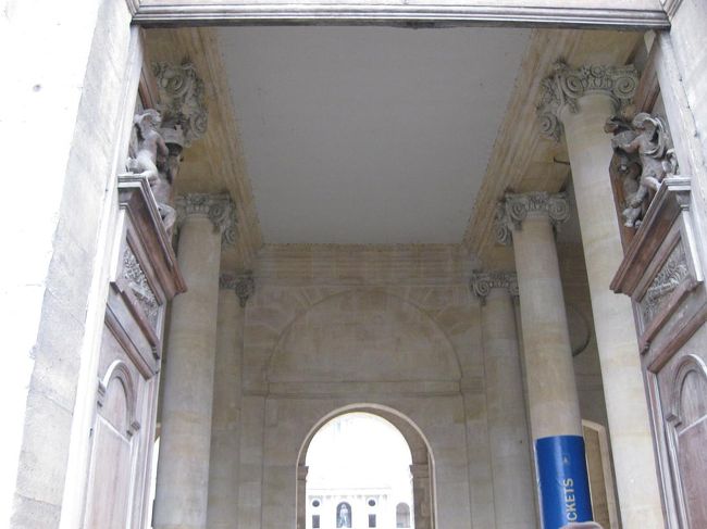 通り抜けます。