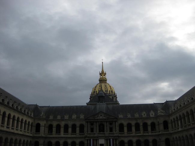 ドームが見えてきました。<br />ここから向かって左側奥の通路からドーム教会へ行けます。