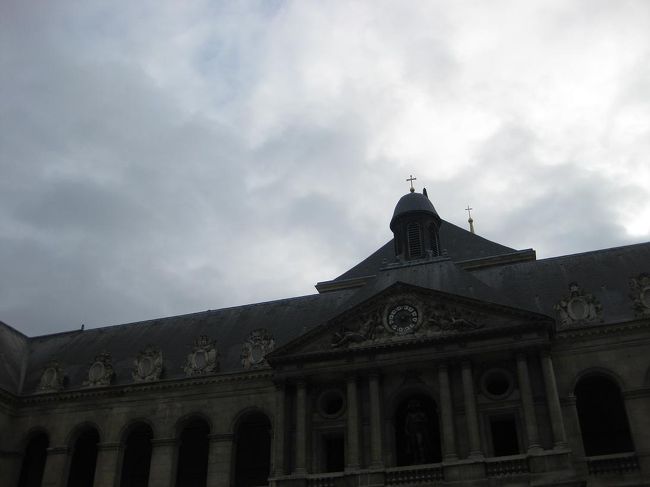 ちょっと迷いかけたのですが、前を歩いていた外国人観光客が係りの人に尋ねていて、「ナポレオン」と「墓」の単語だけ聞き取れたのでわかりました。<br />でもドームまでの道が思ったより長いので、その外国人の方は疑問に思ったらしく、途中で引き返してました。<br />え、大丈夫？と不安になりつつ、でも方向はあってるので、信じて進みます。