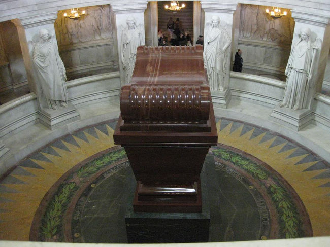 入るとすぐに、ナポレオンの棺が見えました。