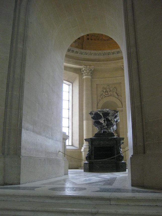 周囲には記念碑や他の方の棺があります。