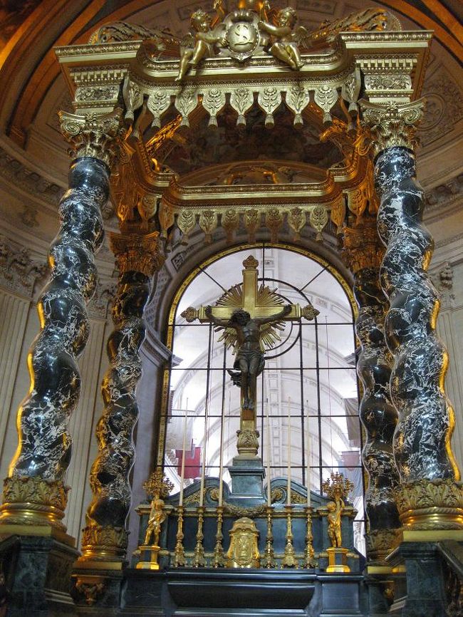 これまた豪華な祭壇。<br />この後ろに下におりる階段があります。