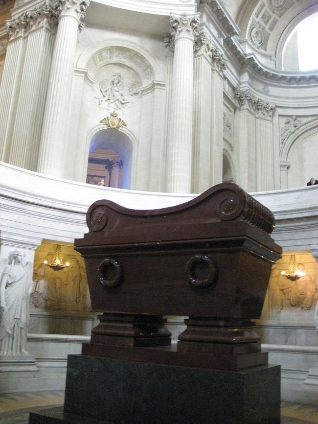 棺は大理石なのだとか。