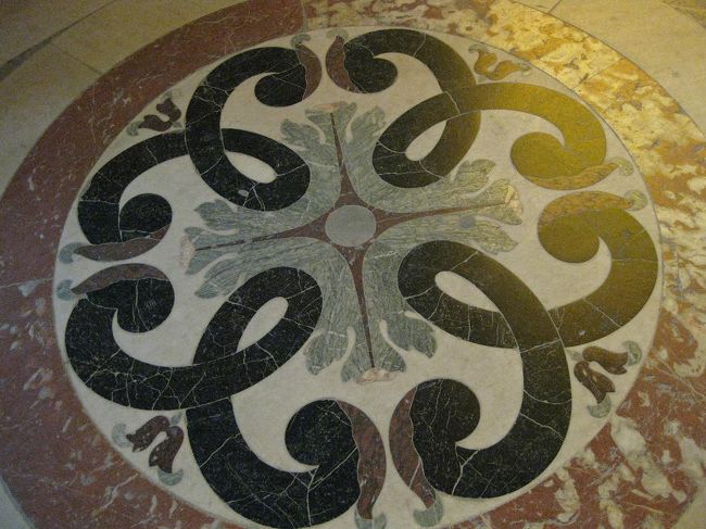 ちらりと床に目を移すと、こちらも綺麗な模様がたくさんあります。