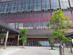 長岡駅に到着しました。ここでちょうど13時近くになったのでちょっと遅いお昼ご飯を取ることにします。