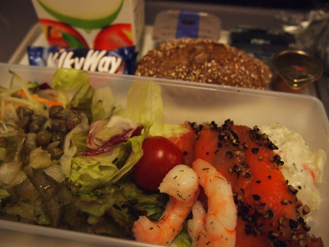 二度目の機内食。<br />機内食なのに、サーモン、とろける様ですっごく美味しかった！！