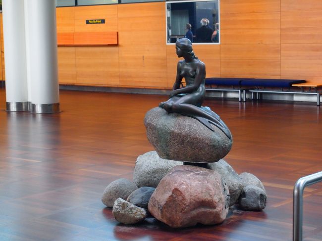 空港には人魚姫像のレプリカがありました。<br />「世界三大ガッカリ」像の一つといわれているらしいですが・・・<br />確かに思ったより小さかったです。<br /><br />でもこんなところで見られるとは。ちょっと得した気分。<br />