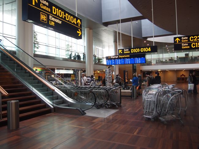 人の流れに沿ってここまで来たけど、乗り継ぎするにはこの後どうしたらよいのかな？と悩む。