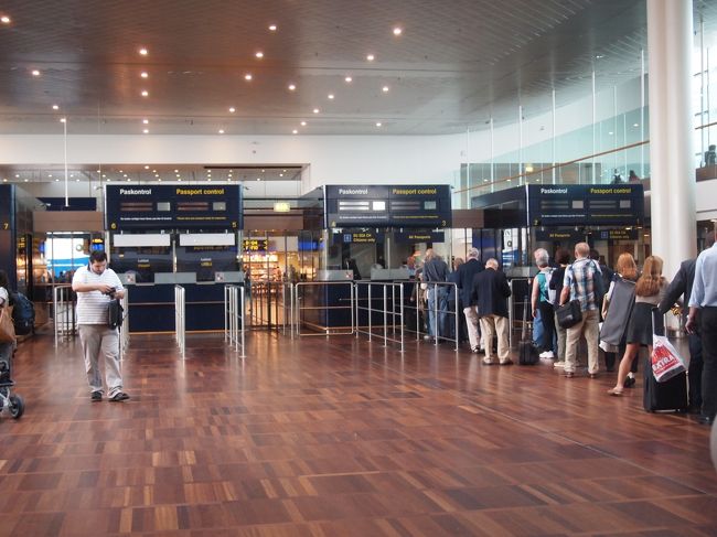 なにやら行列ができてました。<br />入国審査にしては何だかラフ過ぎるし、人も少ないし、何だろう？<br />旅行会社からもらった入国審査についての説明を読んだけど、よくわからないし、周りに質問できるような空港の人もいない(T_T)<br />でも外に出るにはここを通るしかないのではと思い、取りあえず並んでみる。<br /><br />乗り継ぎの入国審査でした・・・<br />一言も質問されませんでした。<br />ほら、入国の目的は？とか、何泊するの？とか宿泊先は？とか、要らないの？アメリカでは指紋まで取られるのに！<br />なんだか拍子抜け。<br /><br />しかも入国審査は北欧４か国に入国する最初の国で行えばあとは不要らしく、これで終わりでした。<br />※この後、飛行機に乗る前に荷物検査はありました。