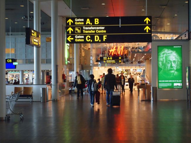コペンハーゲン空港は、北ヨーロッパのハブ空港らしく、とっても広い！<br />端から端まで歩くのは大変です。<br />床はすべてフローリングですごく綺麗だし、洗練された雰囲気。<br />お店もレストランもカフェも沢山あり、ディスプレイもオシャレで空港じゃないみたい。<br />サウナもあるそうです。<br /><br />乗り継ぎ待ち時間だけじゃ足りない〜