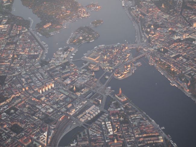 町も見えます。<br />ガムラスタンかな？<br />小島に橋が架かってる。<br />