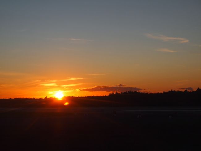 19:20、ストックホルム　アーランダ国際空港に到着です。<br />綺麗な夕焼けが迎えてくれました。