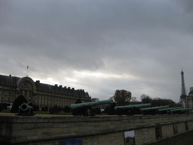 15:10頃。<br />再びアンヴァリッドの正面のほうへと戻ってきました。<br />大砲がずらりと並んでいます。